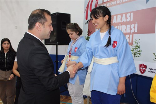 EFLANİ İLÇEMİZ TÜRKİYE’DE İLK KEZ DÜZENLENEN İLLER ARASI KUŞAK GÜREŞİ TURNUVASINA EV SAHİPLİĞİ YAPTI 